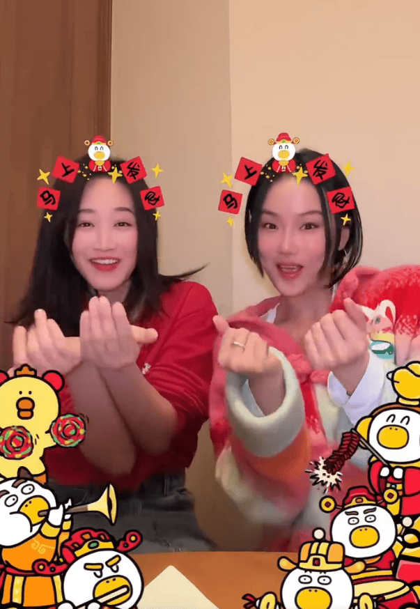 藍(lán)盈瑩與黃齡互動有愛。