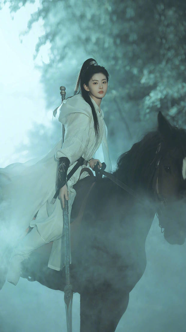 搜狐娛樂訊 2月14日，于正旗下藝人趙晴化身英姿颯爽的女將軍，躍身縱馬的那一瞬間，太酷了。