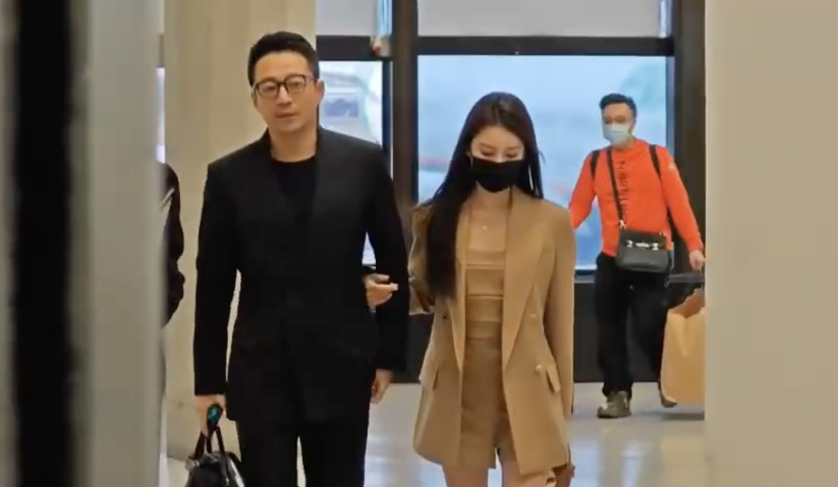 汪小菲攜馬筱梅抵達臺灣 面對媒體詢問一言不發(fā)