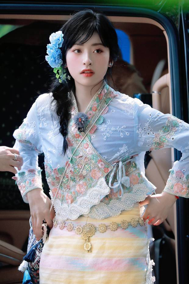 搜狐娛樂訊 近日，沈月錄制綜藝的造型圖釋出。她穿著傣族衣飾，頭上別著藍色花朵，可愛靈動，讓人眼前一亮。