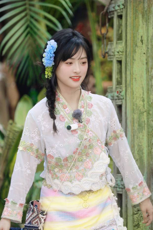 沈月笑容甜美。