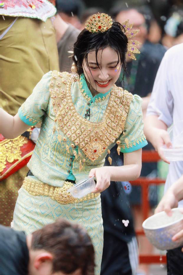 沈月穿傣族服飾很漂亮。