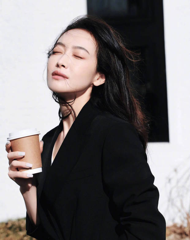 宋茜純黑look，摩登時尚。