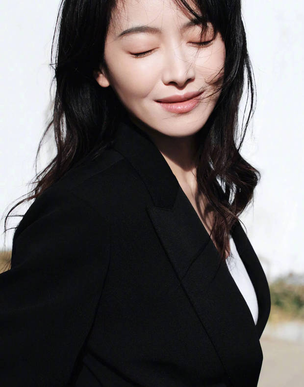 搜狐娛樂訊 3月18日， 宋茜在個人社交賬號曬出了一組西裝出街照。