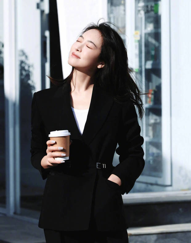 宋茜單手插兜。