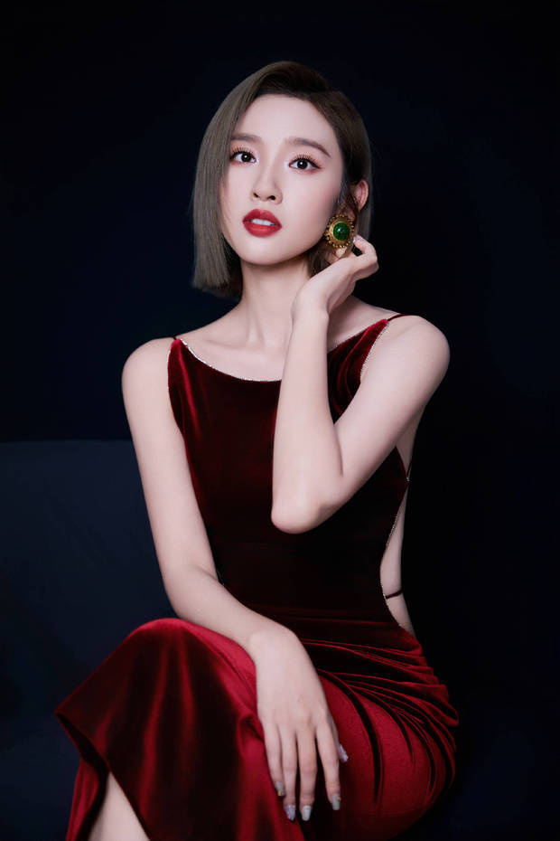 唐藝昕嬌媚多彩。
