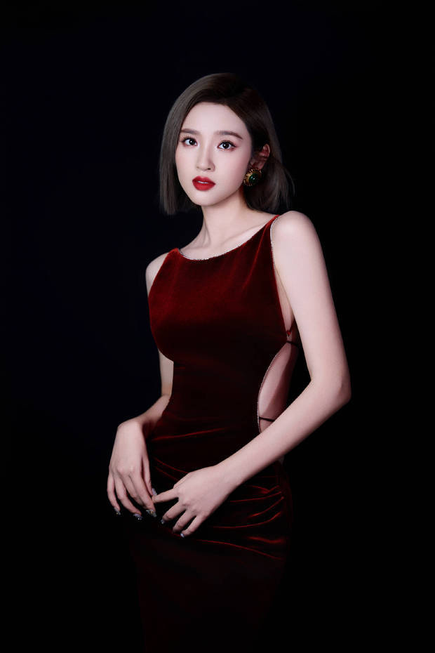 唐藝昕盡顯成熟女人味。