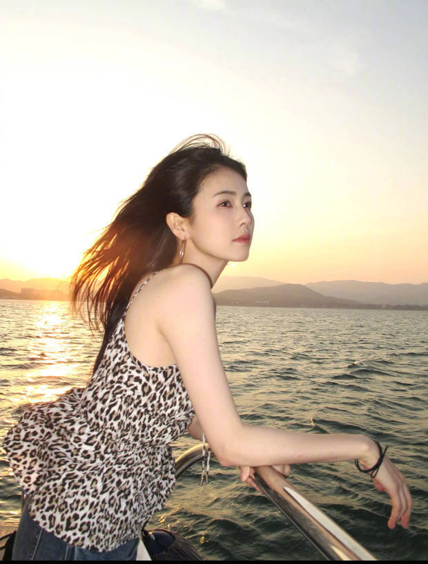白鹿在船边沐浴海风。