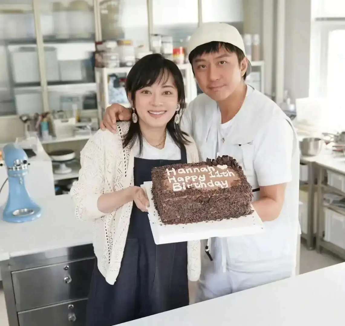 邓超孙俪亲手为小花做蛋糕 全家为女儿庆祝11岁生日