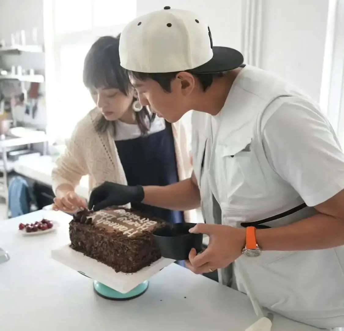 邓超孙俪亲手为小花做蛋糕 全家为女儿庆祝11岁生日