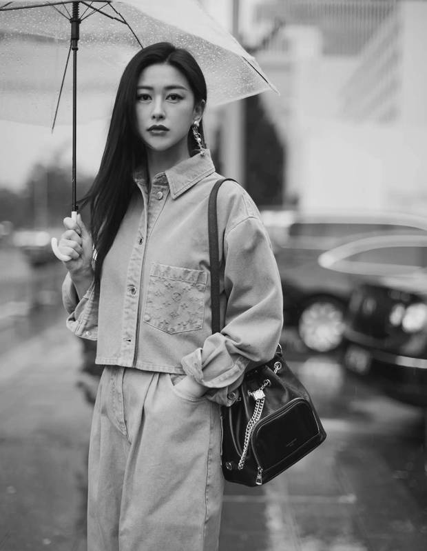 朱珠打傘站在街頭化身都市麗人。