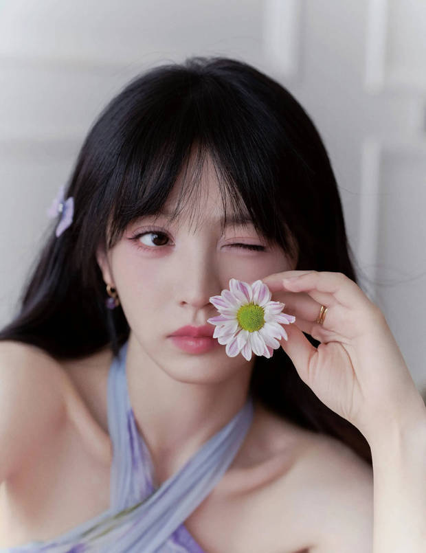 搜狐娛樂訊 5月19日，田曦薇曬出一組美照，照片中她穿紫色掛脖長裙韻味十足，微卷造型簪花甜美靈動。