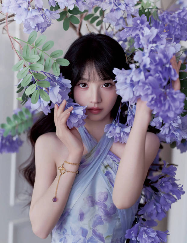田曦薇在花叢中明媚氣質(zhì)。
