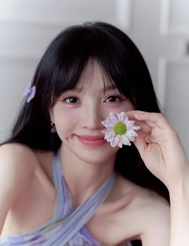 田曦薇對鏡甜笑靈動可愛。