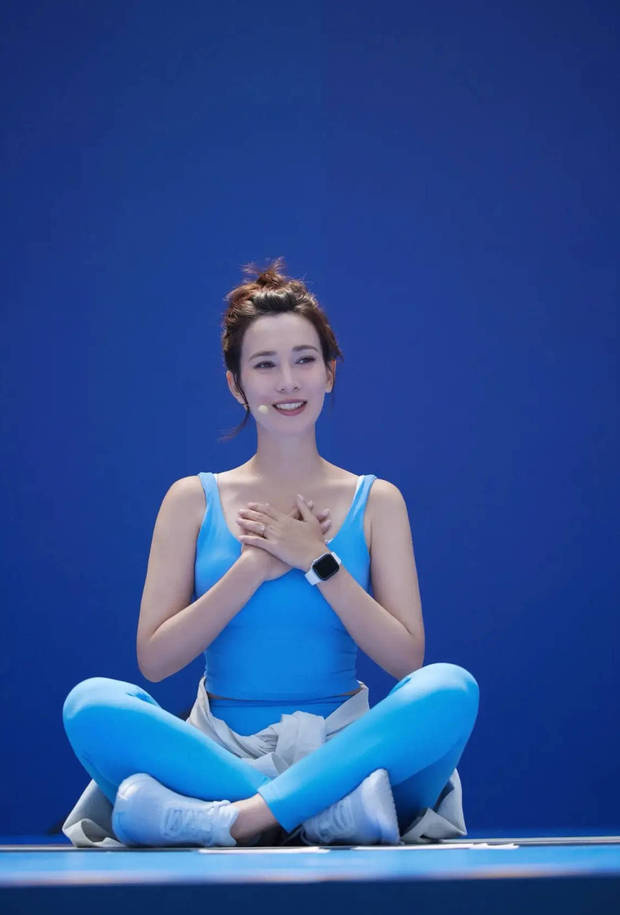 盧靖姍出席活動(dòng)，在臺(tái)上練瑜伽，狀態(tài)在線！