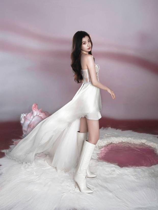 虞書欣的身材纖瘦有型，一雙修長(zhǎng)美腿比例優(yōu)越。