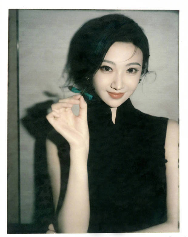 景甜的五官精致，顏值能打。