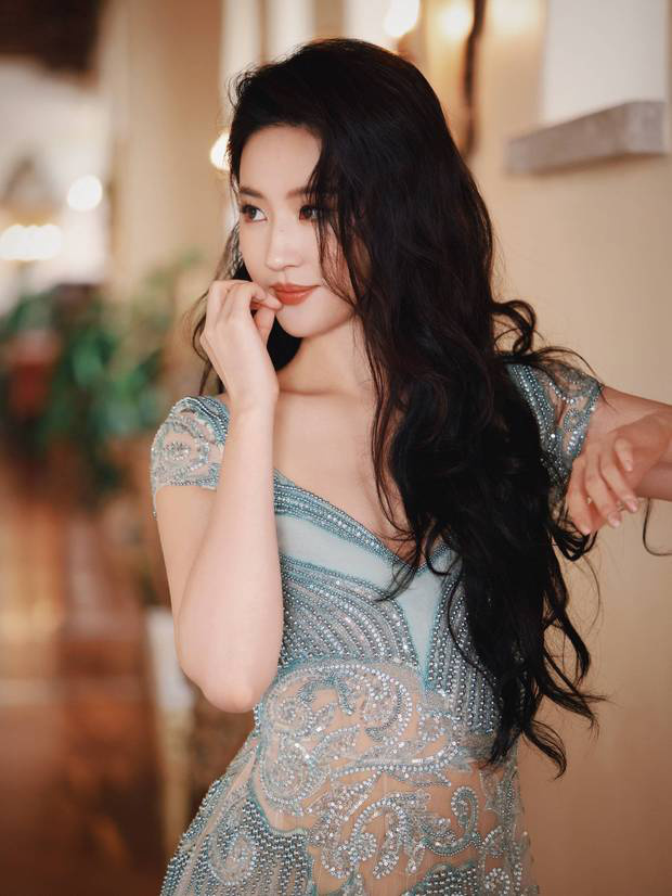 劉亦菲穿水藍(lán)色長(zhǎng)裙勾勒好身材。