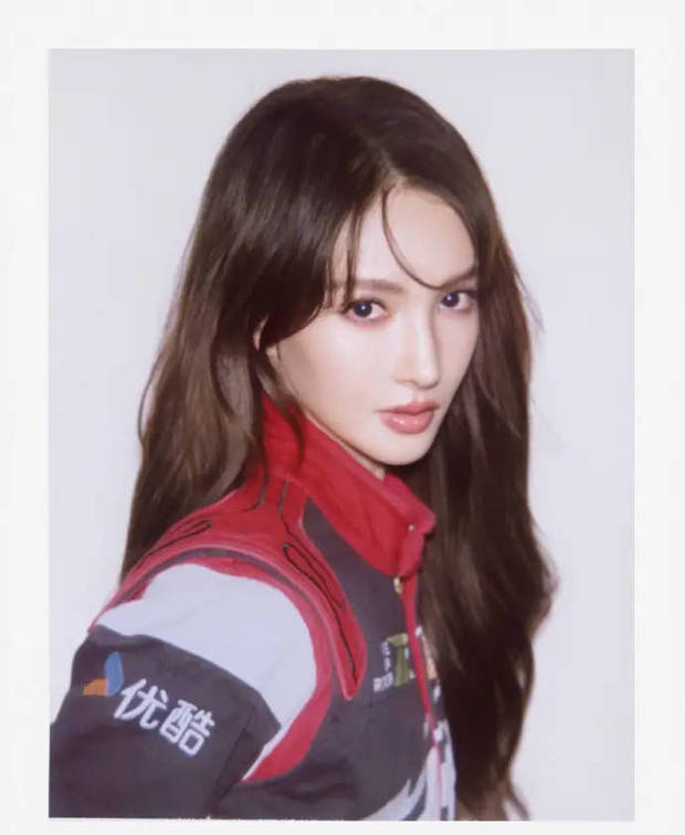 金晨側(cè)顏絕美。