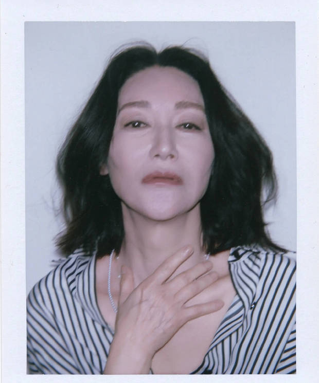 惠英红垂眸好霸气。