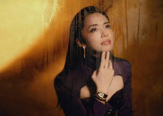姚晨侧颜精致，脸型流畅。