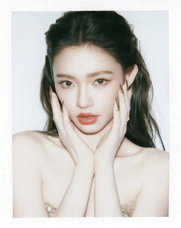 林允美艳动人。