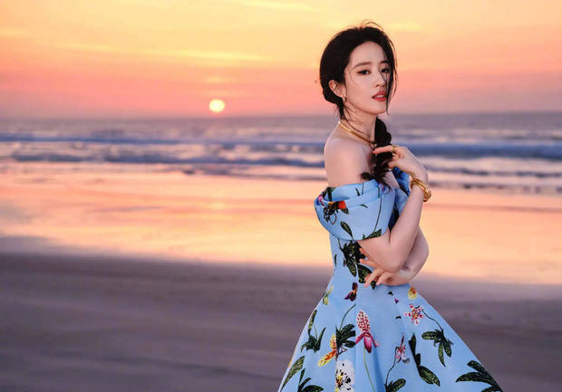 搜狐娛樂訊 6月2日，劉亦菲在個人社交賬號曬出了一組她的最新游玩照，漫步阿布扎比，感受中東之美。