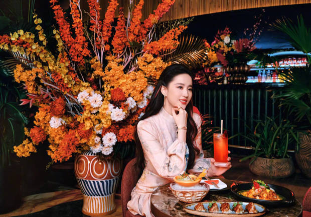 劉亦菲品嘗美食。