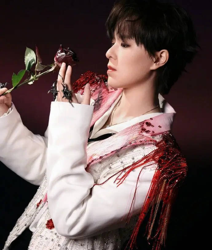 杨芸晴发文透露母亲病重：恳请大家一起为妈妈祈祷