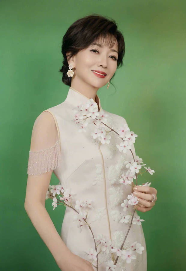 赵雅芝笑容明媚，魅力十足。