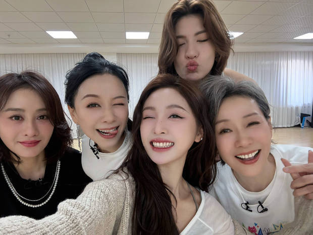 倪虹洁wink、吐舌头，露出搞怪表情，十分俏皮。