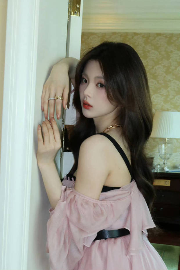 杨超越秀完美肩线。