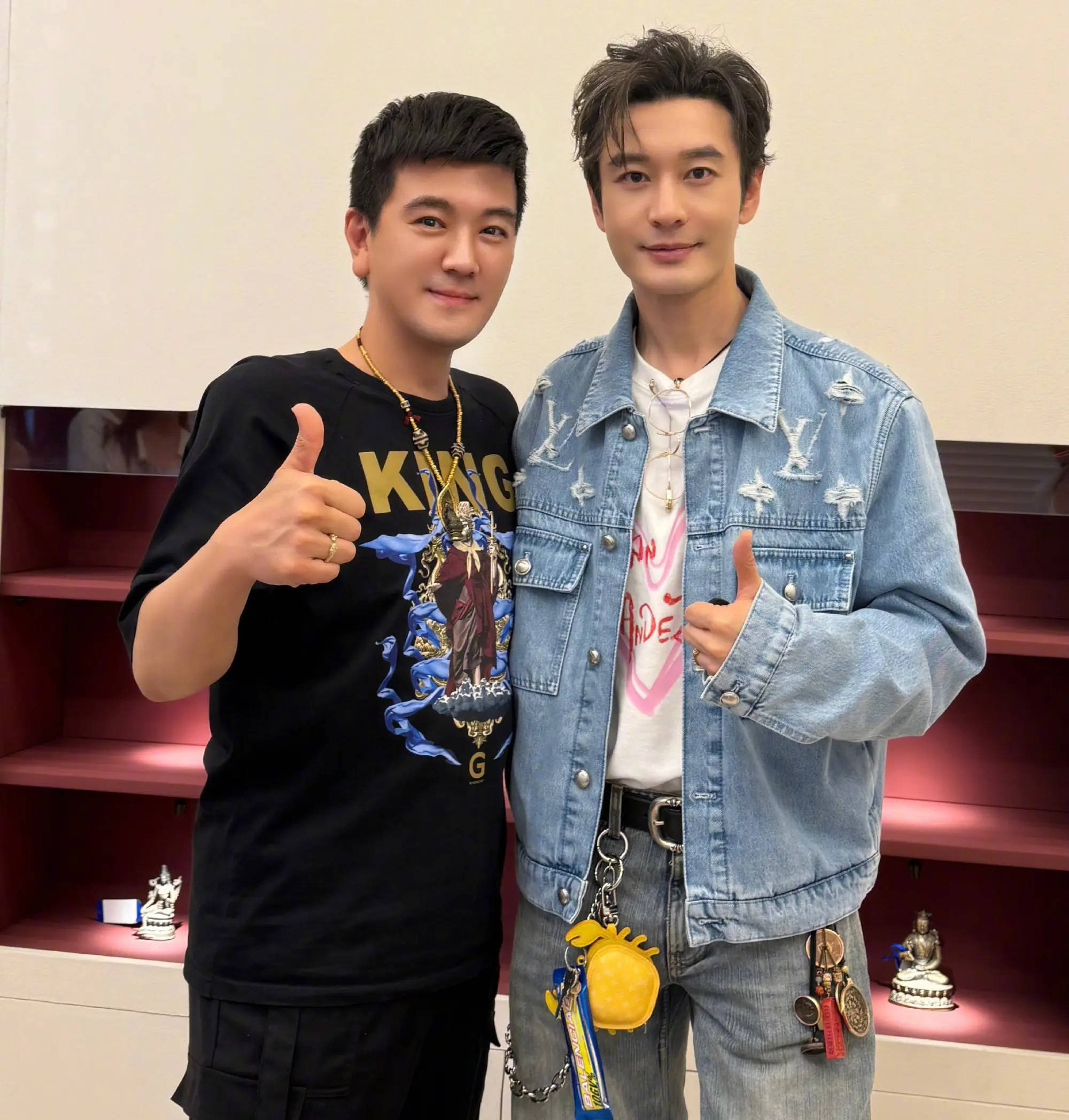 杨子晒与黄晓明聚会照，美颜太过遭网友疯狂吐槽