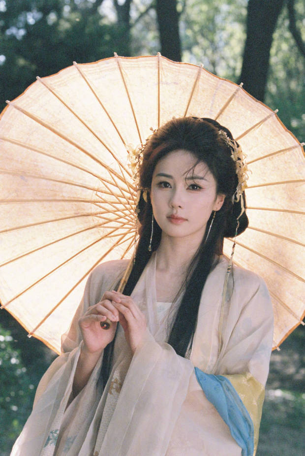 白鹿手撑油纸伞。