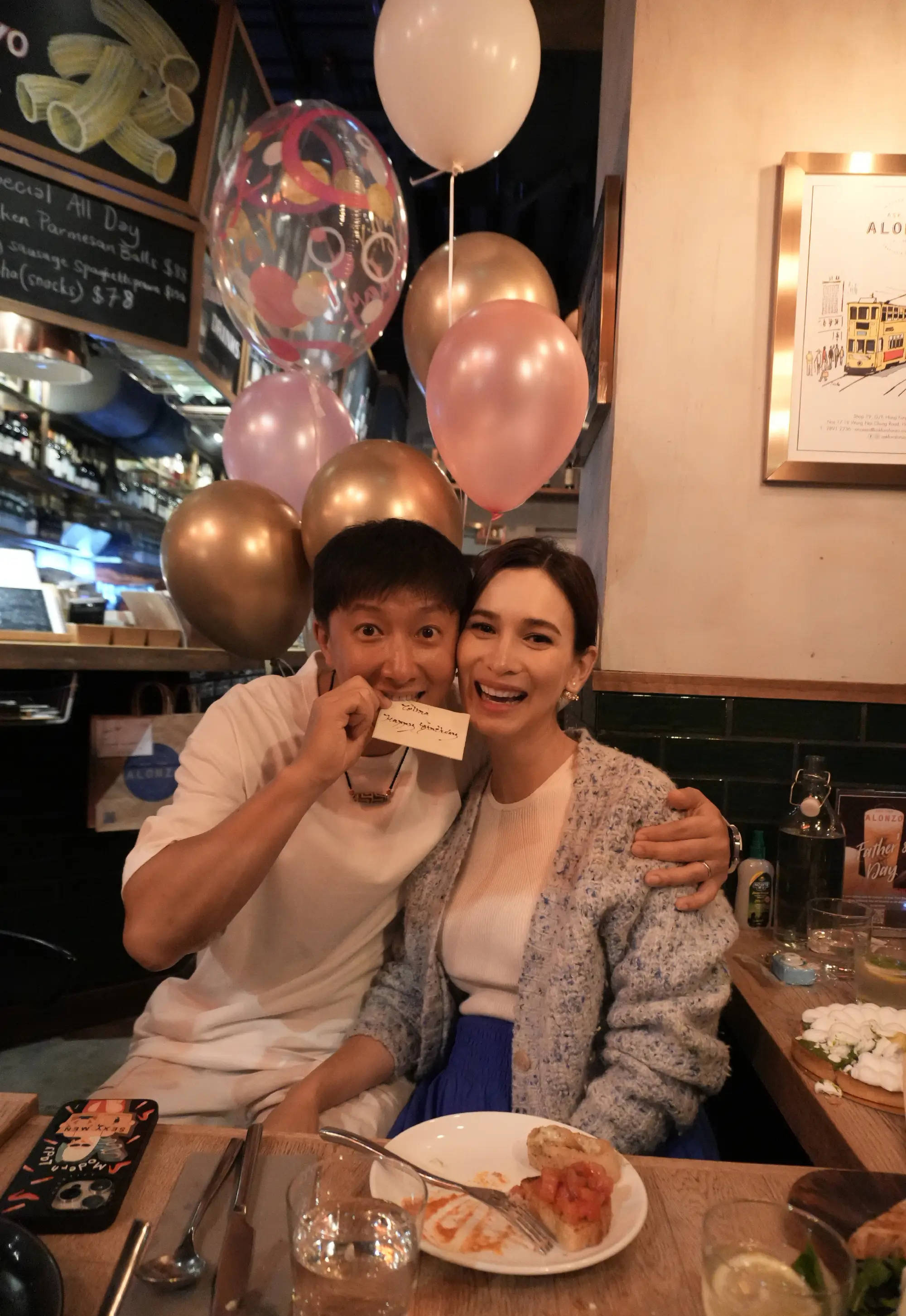 韩庚为卢靖姗庆40岁生日，贴脸合照糖分超标
