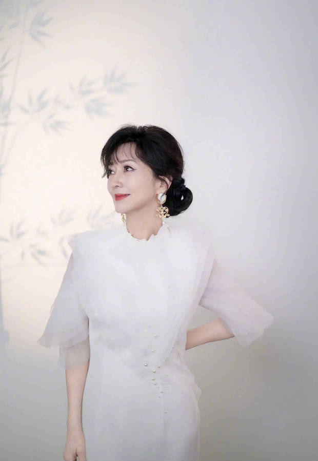 71岁赵雅芝简直就是不老女神，美貌在线！