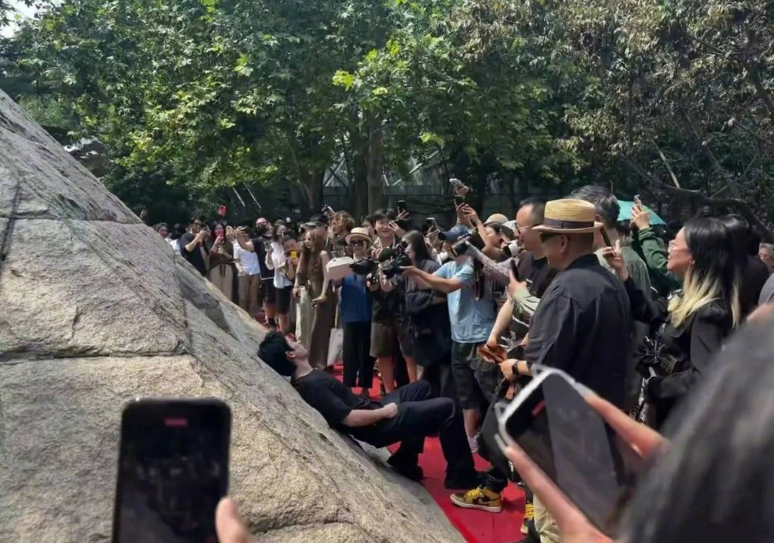 黄渤和朱一龙斩获北电“学院奖”，发文致谢母校培育之恩