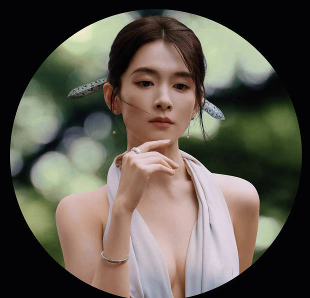 搜狐娱乐讯 6月13日，陈昊宇一组美照释出，照片中她穿挂脖吊带性感撩人，簪白色发钗古韵十足，在树影下拍照清冷唯美。