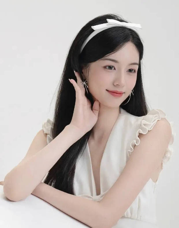 周也黑發(fā)粉唇。
