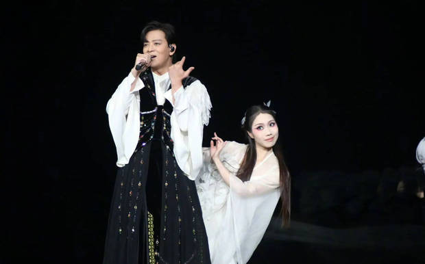 陳曉東在舞臺(tái)上熠熠生輝。