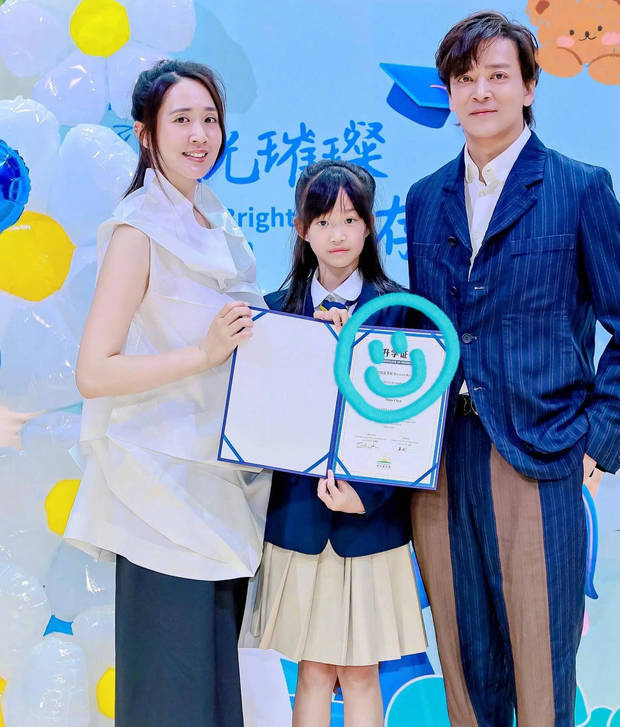 搜狐娛樂(lè)訊 近日，陳曉東參加女兒小學(xué)畢業(yè)典禮，49歲的東哥狀態(tài)依舊很好。