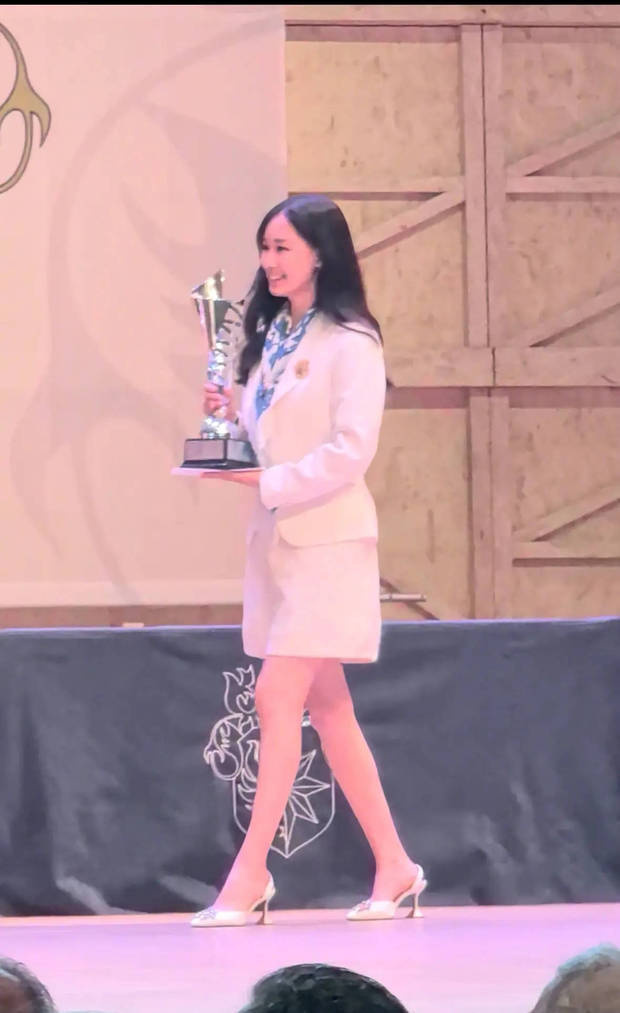 赵文卓大女儿赵子仪“玫瑰”上台领奖。