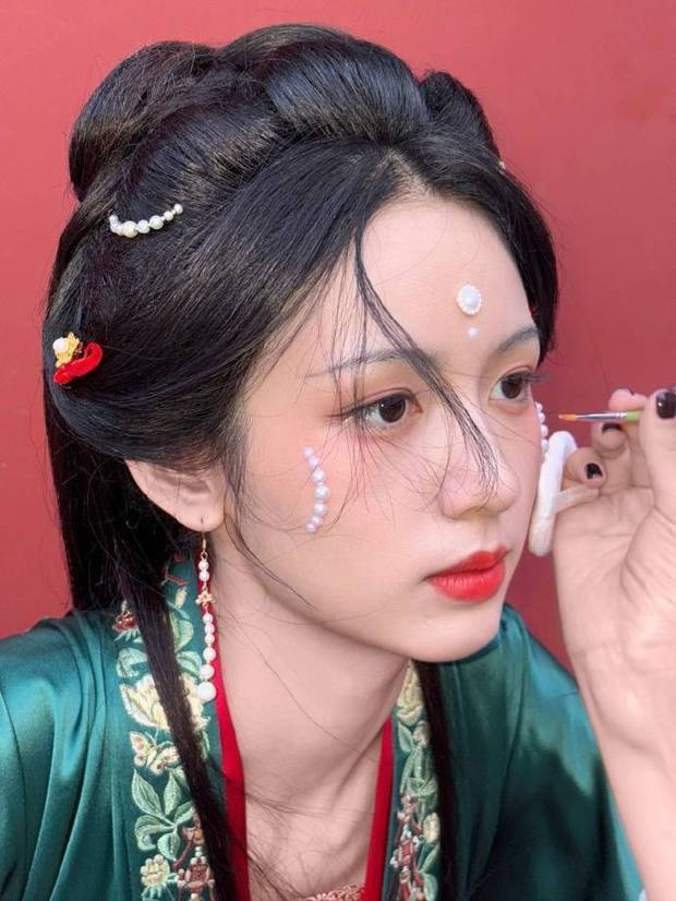 周也珍珠裝造型貴氣逼人。