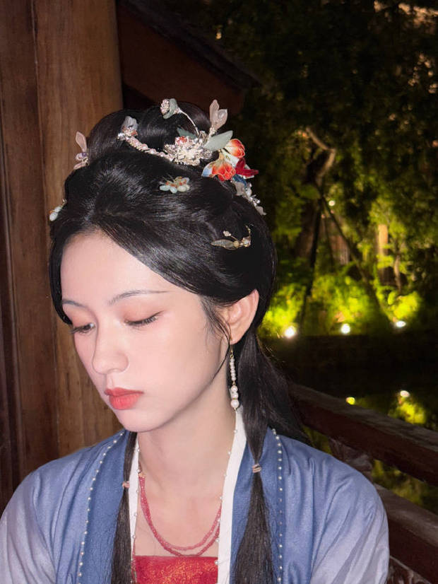 周也垂眸氛圍感十足。