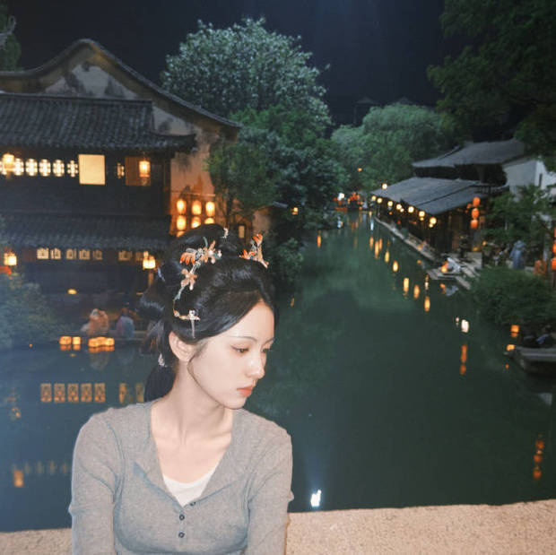 周也鼻子高挺，側(cè)顏溫柔。