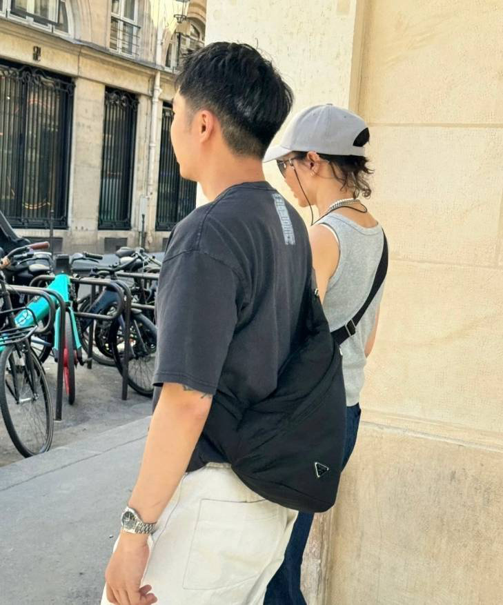 张曼玉巴黎歌剧院附近被偶遇，，身形纤细少女感十足