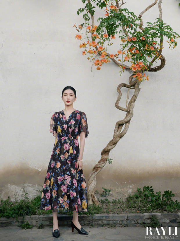 江疏影穿碎花連衣裙。