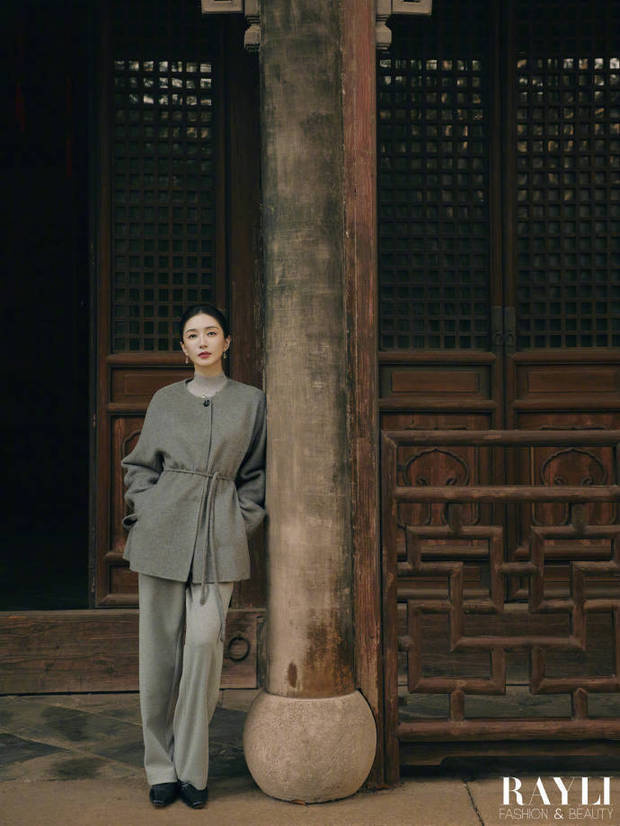 江疏影造型簡(jiǎn)約知性。