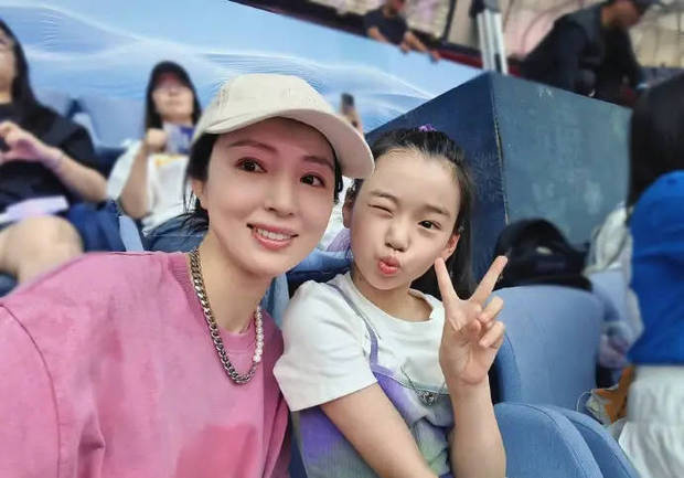董璇與女兒合照。