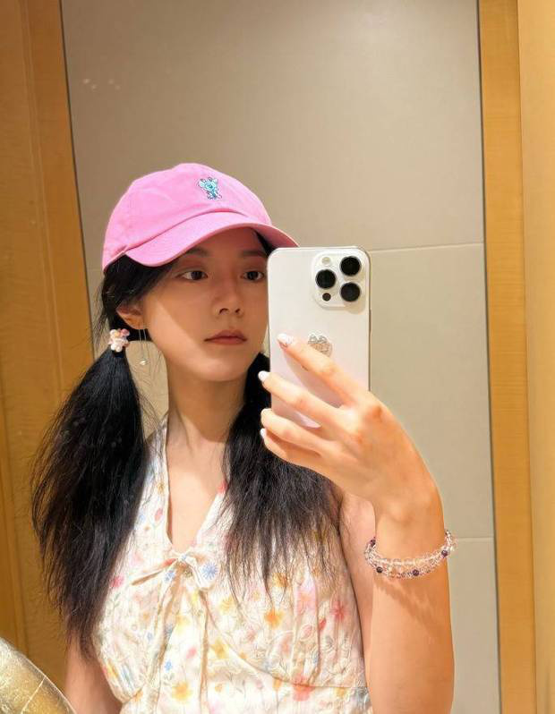 趙今麥戴粉色鴨舌帽對鏡自拍。